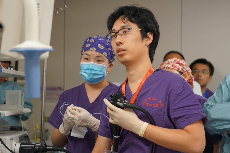 消化内镜中心护士配合国内外专家完成多项诊疗操作